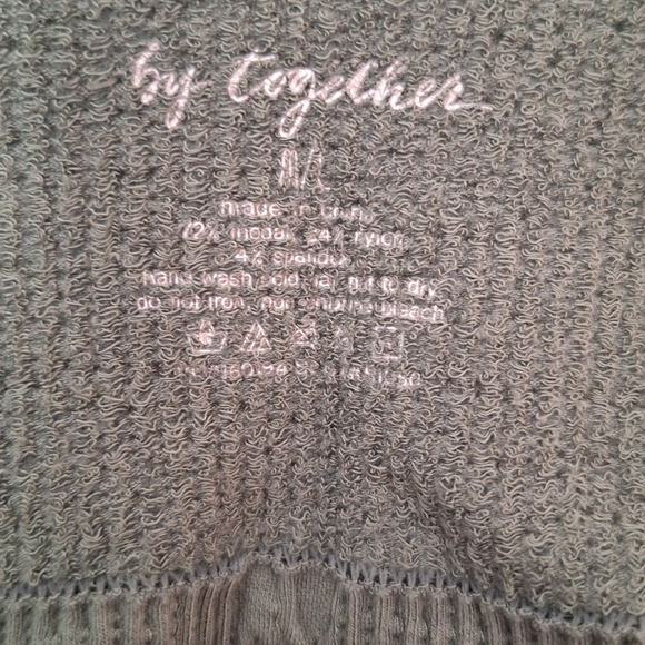 Green Ribbed Women's Top - Picture 2 of 2